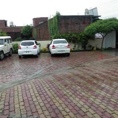 Hotel The Ideal Kushinagar Екстериор снимка
