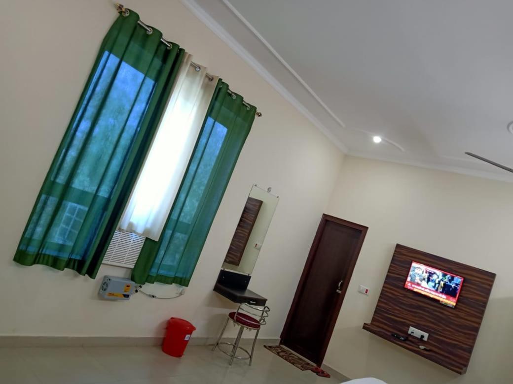Hotel The Ideal Kushinagar Екстериор снимка
