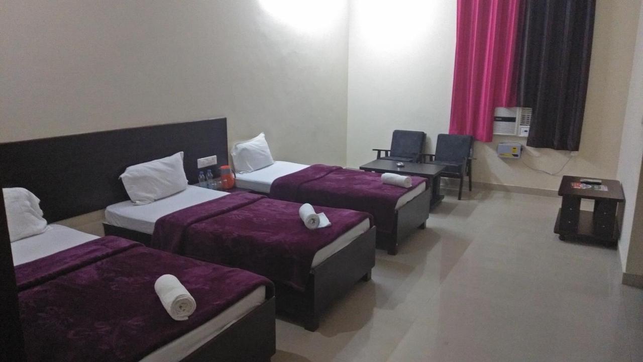 Hotel The Ideal Kushinagar Екстериор снимка
