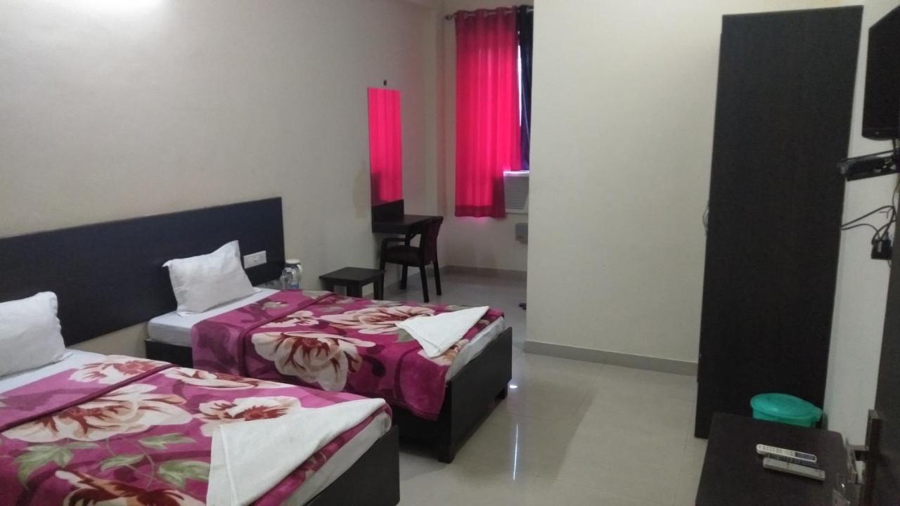 Hotel The Ideal Kushinagar Екстериор снимка